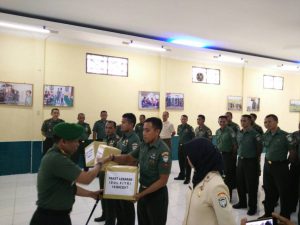 Dandim Aceh Utara bagikan 703 paket lebaran