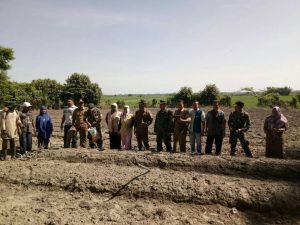 Petani di Baktiya dikawal dan didampingi saat tanam jagung