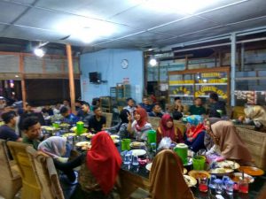 Mahasiswa dan pemuda Darul Makmur buka puasa bersama