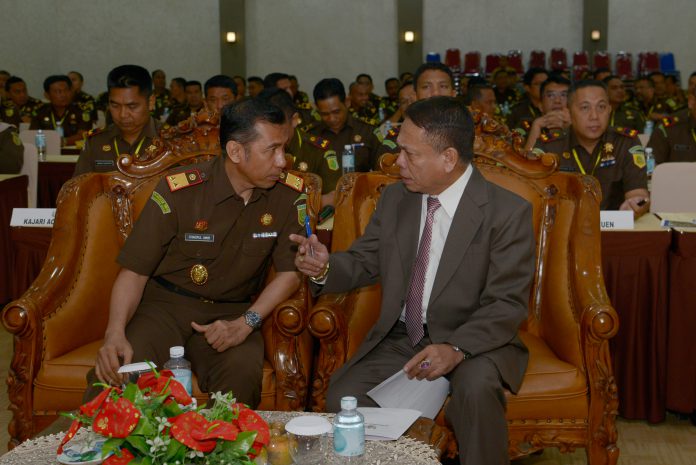GUbernur Hadiri Raker Kajati 1 Irwandi: Sebelum bersihkan yang lain, bersihkan saya!