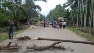 Kecewa dengan pemerintah, masyarakat blokir jalan Lhoksukon-Cot Girek