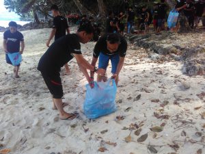 Jaga lingkungan, klub mobil bersihkan sampah di Pantai Iboih