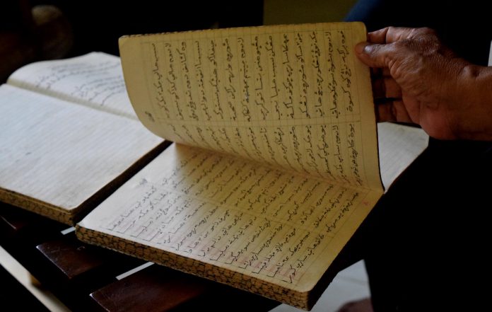 Salah satu salinan nazam dari tangan Markam Hasan (91) atau lebi