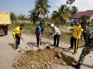 Minimalisir kecelakaan, Muspika Nibong tambal jalan milik PHE NSB