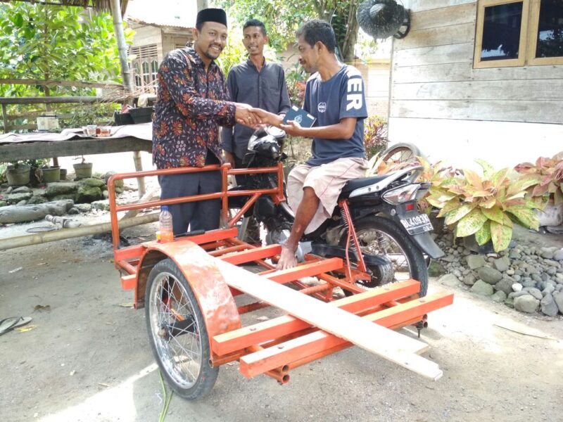 Bantu Suryadi berjualan keliling, IKAT Aceh beri bantuan motor