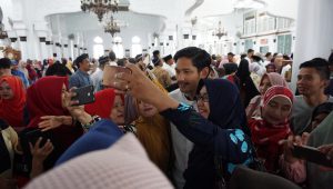 Emak-emak berebut selfi dengan Ibnu Jamil dan Teuku Wisnu