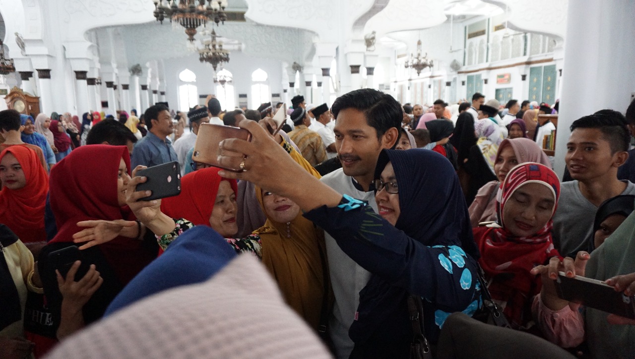 Emak-emak berebut selfi dengan Ibnu Jamil dan Teuku Wisnu