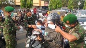 Dampak erupsi Sinabung, pengendata motor di Lhokseumawe dibagikan masker