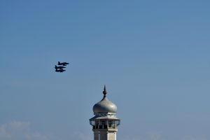 Foto: Pesawat tempur melintas di atas Masjid Raya Baiturrahman