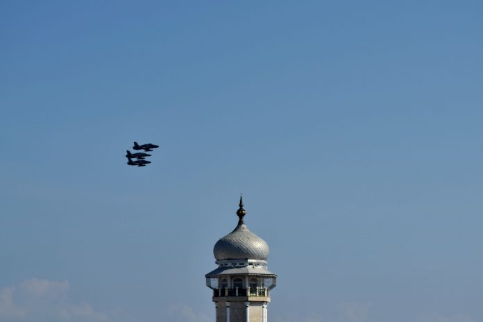 IMG-20180302-WA0005 Foto: Pesawat tempur melintas di atas Masjid Raya Baiturrahman