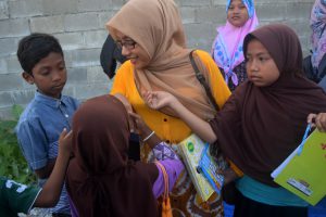Maulidar, guru bagi anak pemulung di Gampong Jawa