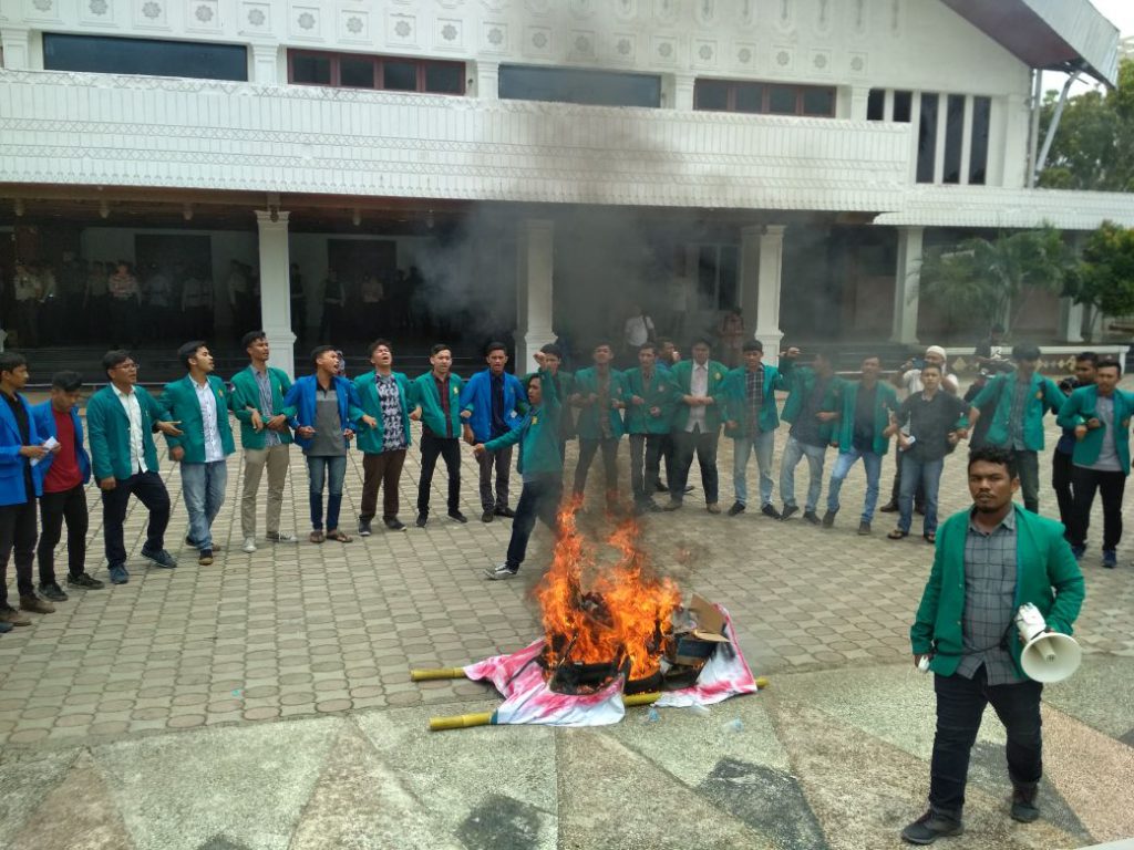 Mahasiswa unjuk rasa di DPRA tolak UU MD3