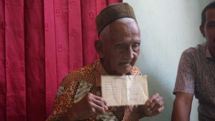 Nyak Sandang menunjukkan bukti obligasi. (Dani Randi)