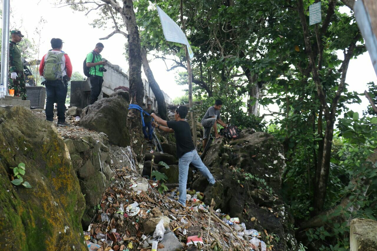 Banyaknya sampah di KM 0, pedagang tak peduli kebersihan