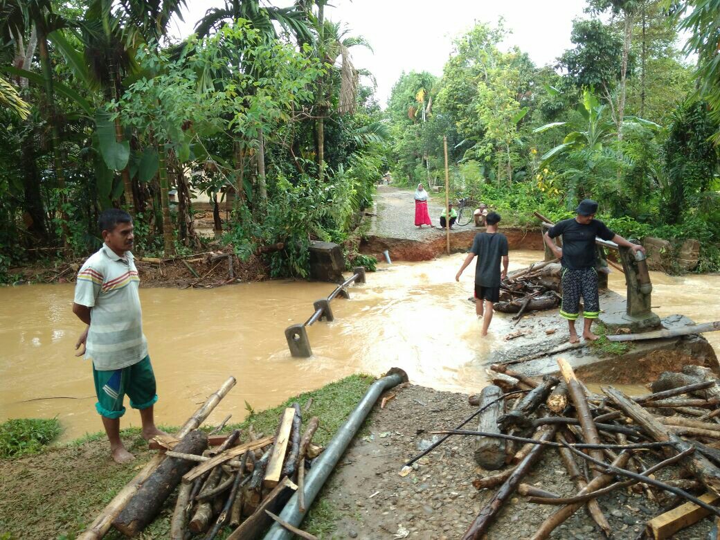 Diterjang banjir, jembatan penghubung Cot Mancang dan Gudang ambruk