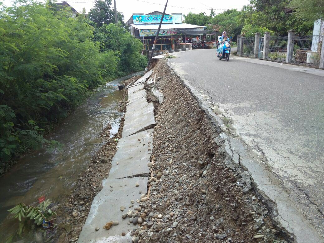 Penahan air sungai di Abdya ambruk