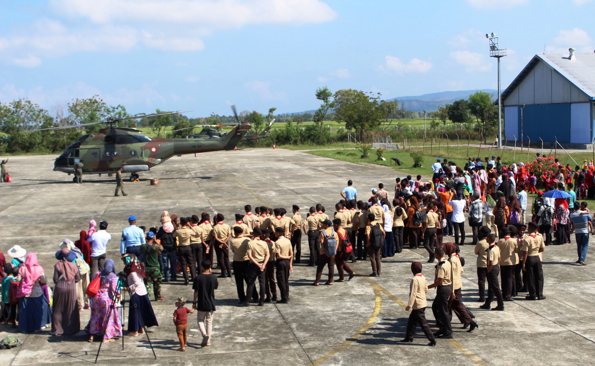 Pelajar antusias lihat Pesawat Hawk dan Helikopter di Lanud SIM