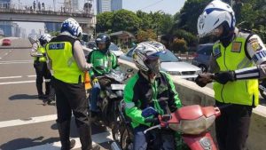 Pengendara yang main HP akan ditilang, termasuk ojek online