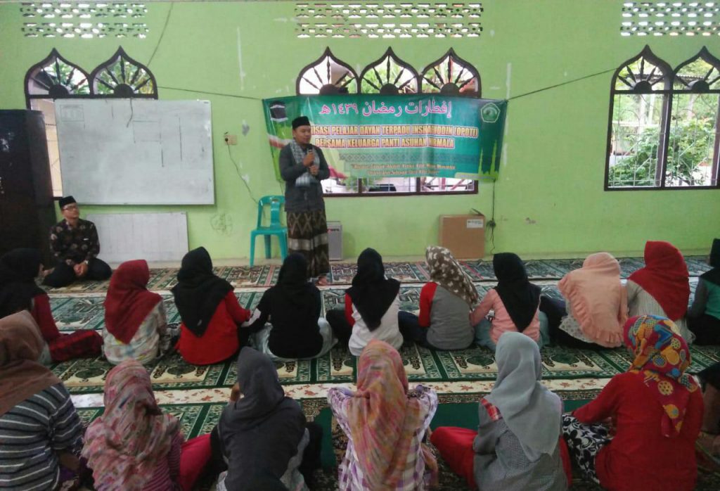 Organisasi Pelajar Dayah Terpadu Inshafuddin mengunjungi panti asuhan Nirmala