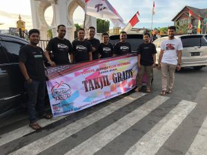Toyota Avanza Club Aceh Bagi-bagi Takjil