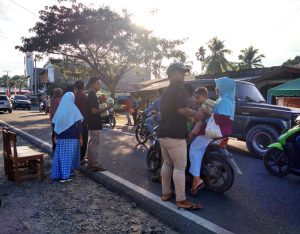 SMK Darma Shalihat bagikan 1001 Takjil kepada Pengguna Jalan