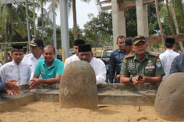 Ketua DPRA Tgk Muharuddin bersama Bupati Bireuen Saifannur dan Dandim Bireuen Letkol Inf Amrul Huda berziarah ke Makam Habib Bugak (1)