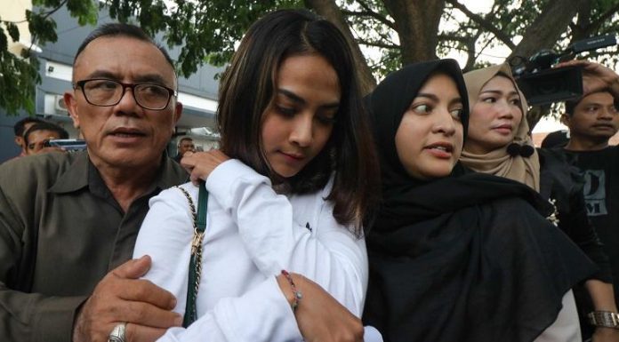 artis-berinisial-va-kedua-kiri-berjalan-keluavanessa-angel