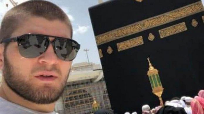 khabib-nurmagomedov-saat-menjalankan-ibadah-umrah-di-tanah-suci-mekkah
