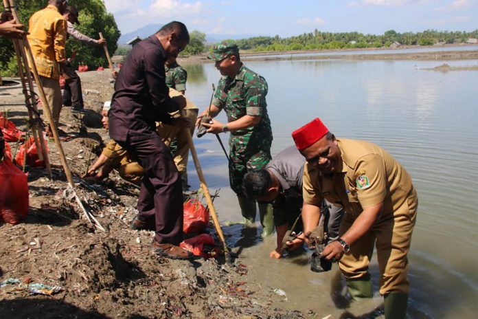 Bupati Roni Ahmad bersama jajaran Forkopimda Pidie melakukan penanaman mangrove secara simbolis di gampong Neuheuen, Kecamatan Batee, Pidie, Selasa (22012018)