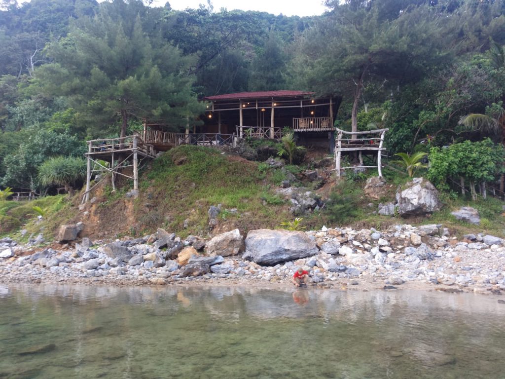 Bersantai di Pantai Momong yang bersembunyi di balik bukit ...