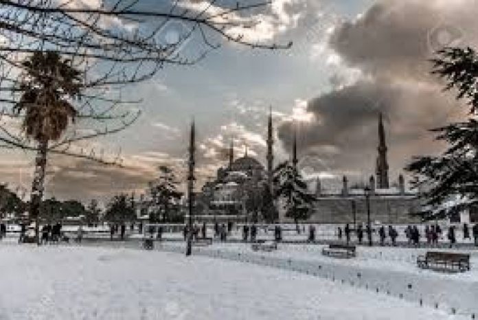 masjid-biru-di-istanbul-turki-pada-musim-dingin-bersalju-_190315174535-422