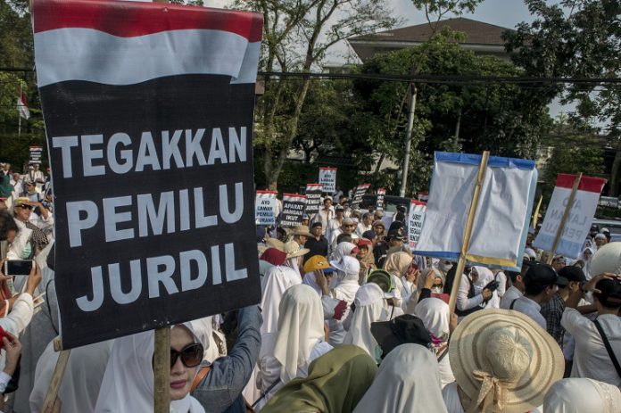 Massa yang tergabung dalam Gerakan Peduli Pemilu melakukan aksi unjuk rasa tolak kecurangan pemilu 2019 di depan Gedung DPRD Jawa Barat, Bandung, Jawa Barat, Jumat (17/5