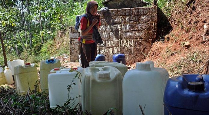 warga-mengangkut-air-jeriken-di-sumber-mata-air