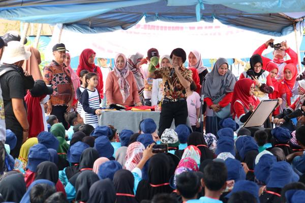 Kak Seto Hibur Anak Aceh di Saree