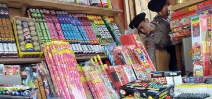 polisi-memeriksa-toko-penjual-petasan-_111219130921-704