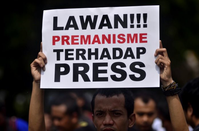 Sejumlah wartawan menggelar aksi keprihatinan terjadinya kekerasan terhadap wartawan di Gladak, Solo, Jateng, Rabu (17/9)