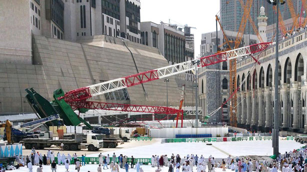 Raja Salman menyerahkan cek 85 M untuk korban crane