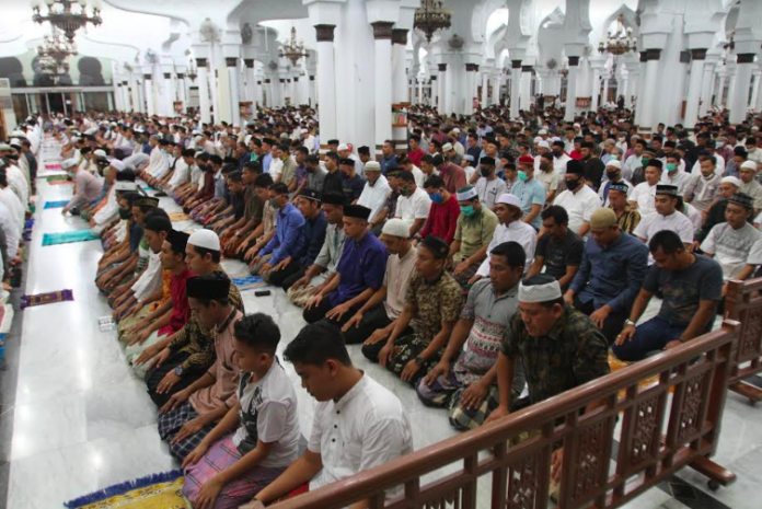 Jamaah salat tarawih di Masjid Raya