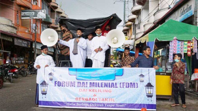 Forum Dai Milenial Gelar Dai Keliling Dan Berbagi Takjil Di Persimpangan Jalan