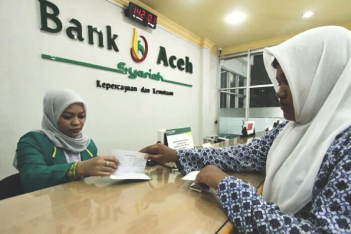 Nasabah-Bertransaksi-di-Teller-Bank-Aceh-Syariah