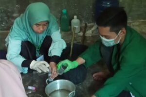 mahasiswa_racik_sabun_cuci_tangan