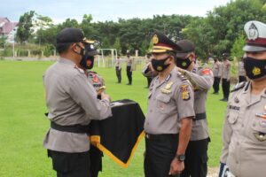 Foto : Kapolres Abdya sedang menyematkan pangkat kepada anggota yang baru saja naik pangkat (Jimi pratama/Kanalaceh.com)