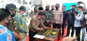 Bupati Abdya: Akmal Ibrahim prasasti peresmian pabrik padi modern (Jimi pratama / Kanalaceh.com)