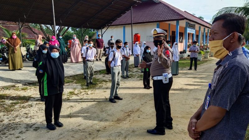 Kasatlantas Polres Aceh Singkil Iptu Mulyadi mengajak pelajar SMK 1 Gunung Meriah patuhi protokol kesehatan