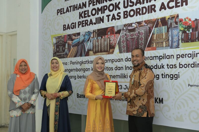 Ketua Dekranasda Aceh Buka Pelatihan Bagi Pengrajin Tas Bordir Aceh