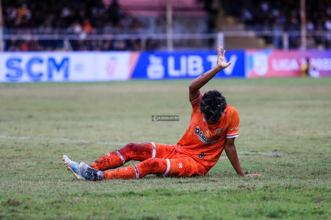 Muhammad Rizki alias Rizki Tangse berebut bola dengan pemain Perserang, Serang dalam laga lanjutan liga 2 musim 2022/2023 di Stadion H Dimurthala, Banda Aceh, Sabtu, 1 Oktober. (Kanal Aceh/Eko Deni Saputra)