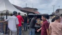 Partai PDIP Nagan Raya saat menyalurkan bantuan untuk korban kebakaran di Simpang Peut, Kecamatan Kuala, Kabupaten Nagan Raya, Selasa (20/12). (Foto: Dok PDIP Nagan Raya)
