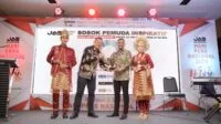 Jamaluddin Idham saat menerima penghargaan JAB Award 2023 sebagai sosok pemuda inspiratif di Pantai Barat Aceh. (Foto: Dok. Pribadi)