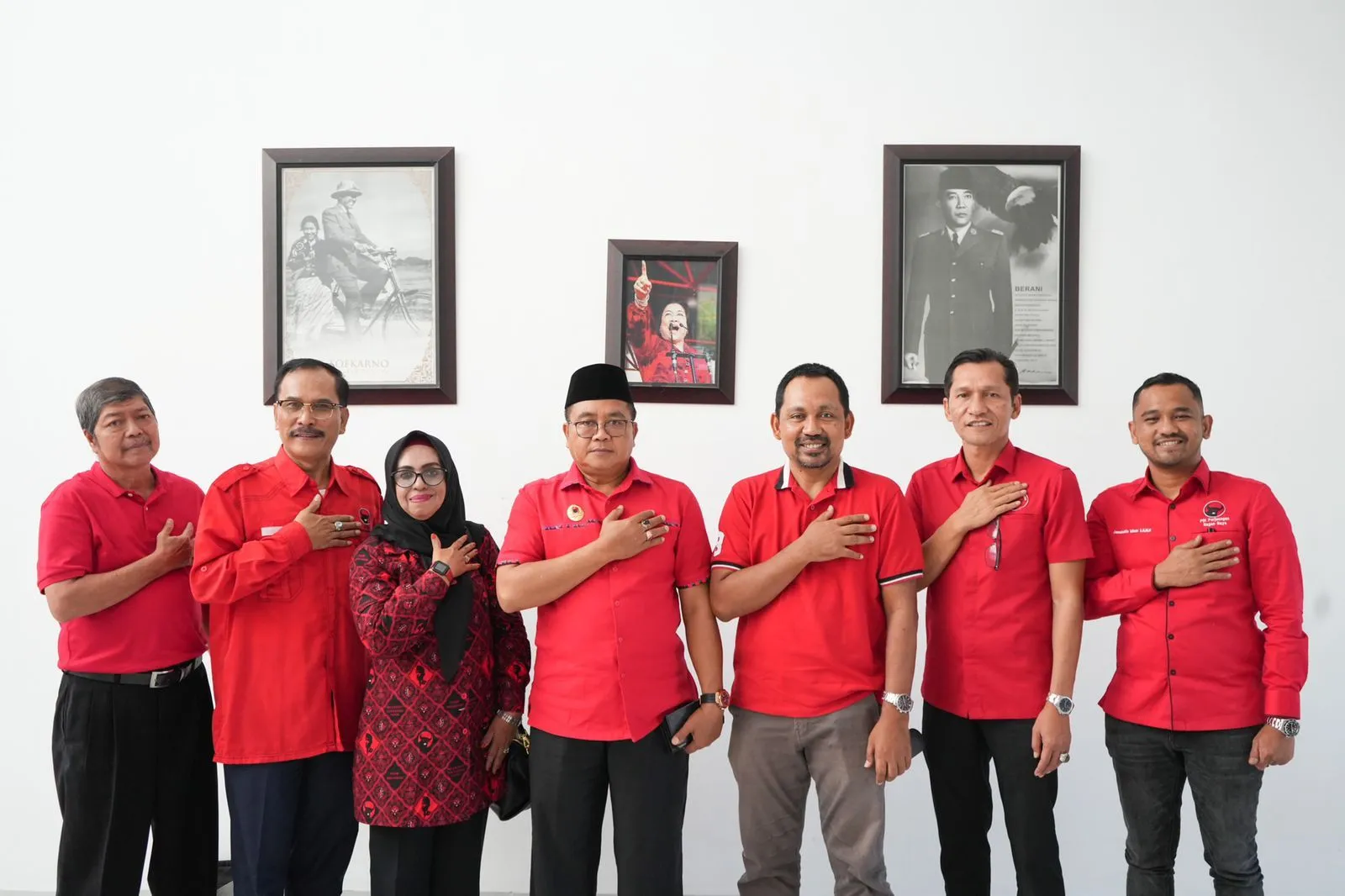 Ketua DPC PDIP Kabupaten Nagan Raya, Jamaluddin Idham (paling kanan) memaparkan sejumlah program pemenangan pada Pemilihan Legislatif (Pileg) 2024 di Kantor DPD PDIP Aceh. (Dok. Pribadi)