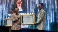 Direktur Operasional PT UND, T Eli Habibi (kanan) saat menerima penghargaan Paritrana Award Provinsi Aceh tahun 2022. (Foto untuk kanalaceh)